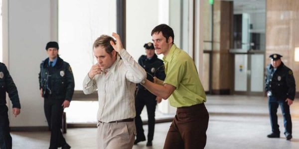 Venice Review: Gus Van Sant’s Dead Man’s Wire Offers a Good Time at the Movies